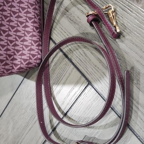 Michael Kors Purple Signature Bag - Picture 3 of 11